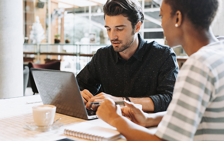 Paypoq va tayt kiygan ayollar ishtirokidagi porno videolar